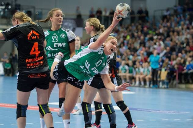Simone Spur Petersen (VfL Oldenburg, 10) beim Wurf, Handball, Frauen-Bundesliga, VfL Oldenburg - HSG Bad Wildungen Vipers,