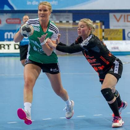 v.li.: Simone Spur Petersen (VfL Oldenburg, 10) im Zweikampf mit Miranda Schmidt-Robben (HSG Bad Wildungen Vipers, 11), Handball, Frauen-Bundesliga, VfL Oldenburg - HSG Bad Wildungen Vipers,