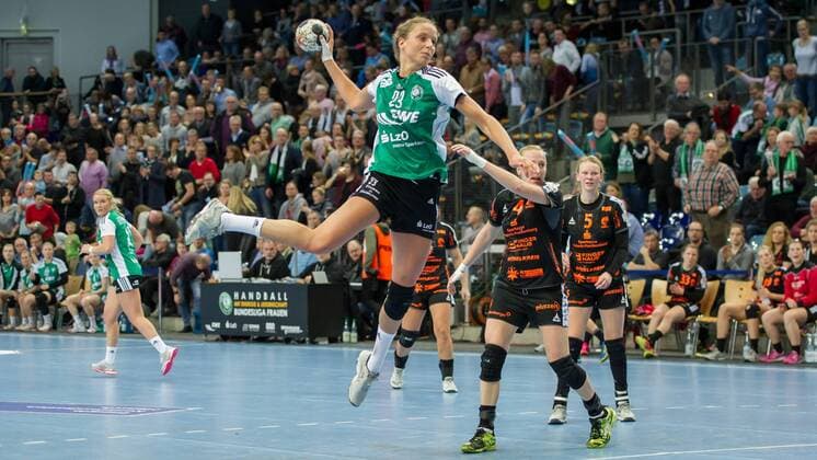 Cara Hartstock (VfL Oldenburg, 23) beim Wurf, Handball, Frauen-Bundesliga, VfL Oldenburg - HSG Bad Wildungen Vipers,