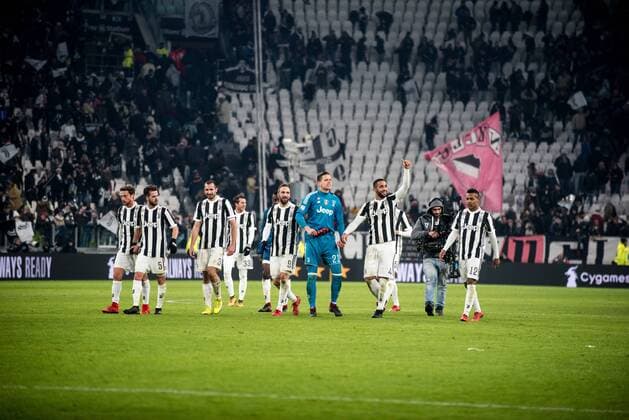 Italy: Juventus FC vs AS Roma at Juventus FC celebrates after the football match Serie A: Juventus FC vs AS Roma. Juventus won 1-0 at Allianz Stadium in Turin, Italy 23th december 2017. Turin Piemonte Torino Italy Allianz Stadium  AlbertoxGandolfox xPacificxPress
