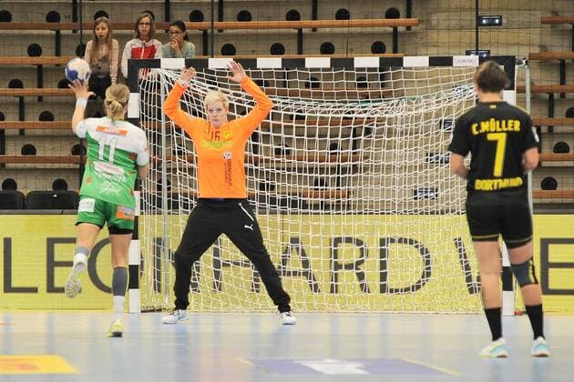 Clara Woltering (Borussia Dortmund Handball 16) im Tor gegen Michaela Hrbkova (Frisch Auf Goeppingen 11) Handball,Frauen,1.Bundesliga,23.12.2017, Foto:TBaur Eibner Goeppingen Copyright: xBaurT Eibner-Pressefotox EP_ToBa