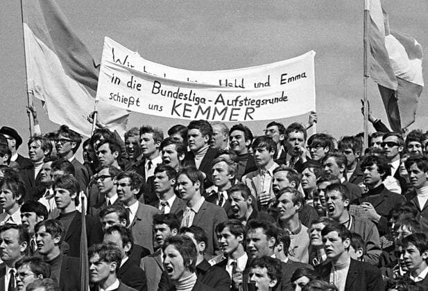 Aus VfL Wolfsburg gegen Goettingen 05 1-2 am 05.05.1968. VfL Fans mit Banneraufschrift -Wir brauchen keinen Held und Emma - in die Bundesliga Aufstiegsrunde schießt uns Kemmer-