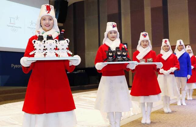 Bilder des Tages - SPORT Pyeongchang Olympics Models donning the outfits for assistants who will carry the medals in awards ceremonies of the Pyeongchang Winter Olympics line up near a podium during a preview in Seoul on Dec. 27, 2017. 