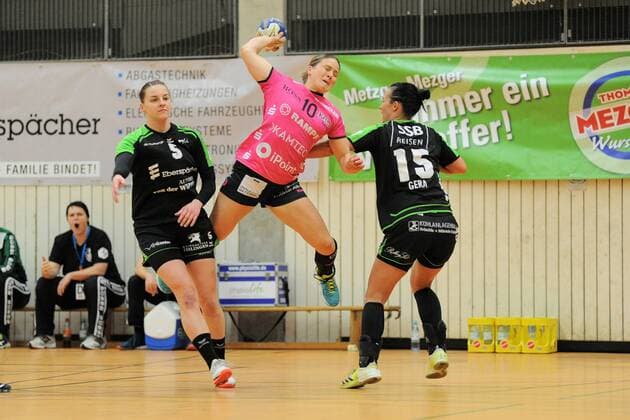 Anna Loerper (TusSis Metzingen 10) gegen Annika Blanke (Schwaben Hornets 5) und Szimonetta Gera (Schwaben Hornets 15) TusSies Metzingen,Handball,Ligaspiel,27.12.2017, Foto:TBaur Eibner Ostfildern-Nellingen Copyright: xEIBNER Tobias_Baurx EP_TBR