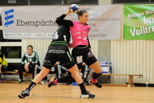 Julia Behnke (TusSis Metzingen 93) gegen Louisa Wolf (Schwaben Hornets 4) TusSies Metzingen,Handball,Ligaspiel,27.12.2017, Foto:TBaur Eibner Ostfildern-Nellingen Copyright: xEIBNER Tobias_Baurx EP_TBR