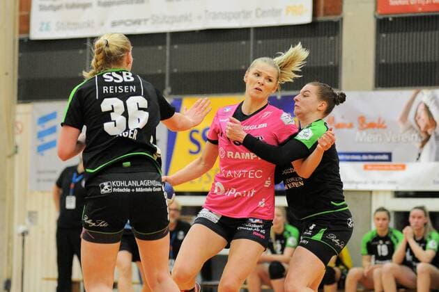 Shenia Minevskaja (TusSis Metzingen 13) gegen Annika Blanke (Schwaben Hornets 5) und Vivien Jaeger (Schwaben Hornets 36) TusSies Metzingen,Handball,Ligaspiel,27.12.2017, Foto:TBaur Eibner Ostfildern-Nellingen Copyright: xEIBNER Tobias_Baurx EP_TBR