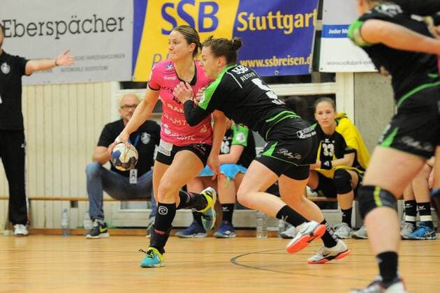 Anna Loerper (TusSis Metzingen 10) gegen Annika Blanke (Schwaben Hornets 5) TusSies Metzingen,Handball,Ligaspiel,27.12.2017, Foto:TBaur Eibner Ostfildern-Nellingen Copyright: xEIBNER Tobias_Baurx EP_TBR