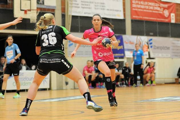 Monika Kobylinska (TusSis Metzingen 8) gegen Vivien Jaeger (Schwaben Hornets 36) TusSies Metzingen,Handball,Ligaspiel,27.12.2017, Foto:TBaur Eibner Ostfildern-Nellingen Copyright: xEIBNER Tobias_Baurx EP_TBR