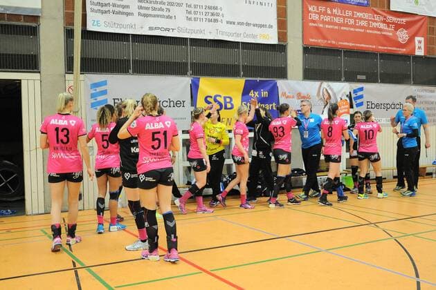 die TusSies feiern den Auswaertssieg in Nellingen TusSies Metzingen,Handball,Ligaspiel,27.12.2017, Foto:TBaur Eibner Ostfildern-Nellingen Copyright: xEIBNER Tobias_Baurx EP_TBR