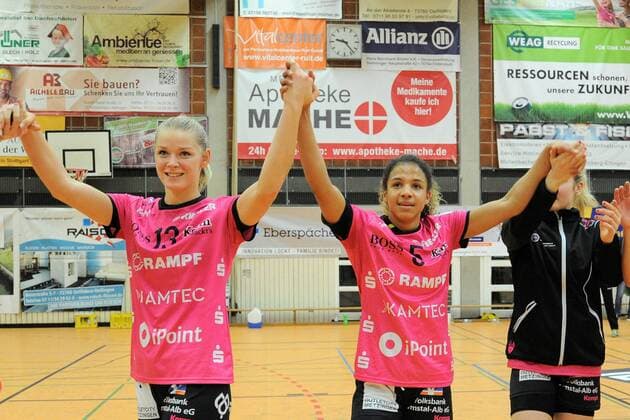 fruede bei Shenia Minevskaja (TusSis Metzingen 13) und Delaila Amega (TusSis Metzingen 5) ueber den Sieg in Nellingen TusSies Metzingen,Handball,Ligaspiel,27.12.2017, Foto:TBaur Eibner Ostfildern-Nellingen Copyright: xEIBNER Tobias_Baurx EP_TBR