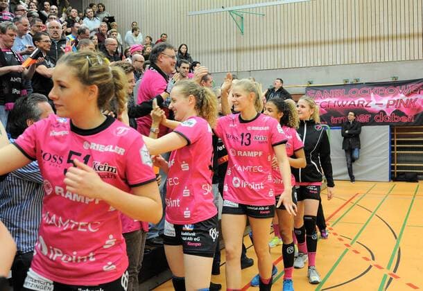 die TusSies Klatsch bei ihren Fans ab TusSies Metzingen,Handball,Ligaspiel,27.12.2017, Foto:TBaur Eibner Ostfildern-Nellingen Copyright: xEIBNER Tobias_Baurx EP_TBR