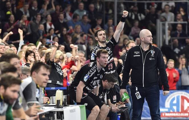 27.12.2017 - Handball - 1. Bundesliga DKB HBL - Saison 2017 2018 - 19. Spieltag: HC Erlangen Metropolregion Nürnberg HCE - SC DHfK Leipzig - OGo - Michael Haaß Haass (13, HC Erlangen HCE ) ballt Faust Fäuste Nikolai Link (33, HC Erlangen HCE Adalsteinn Eyjolfsson (Trainer HC Erlangen HCE )