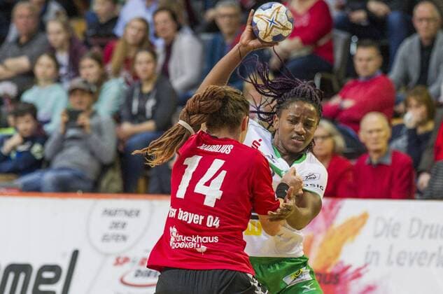 Handball-Bundesliga TSV Bayer 04 Leverkusen vs. TPSG FA Goeppingen 20:24 Handball-Bundesliga TSV Bayer 04 Leverkusen vs. TPSG FA Goeppingen 20:24 am 27. 12. 2017 Leverkusen, Ostermann-Arena, Deutschland Photo: Ralf Kardes Elfe Jenny Karolius (14) KM Spitzname: Flummi Prudence Kinlend (19) RL RR