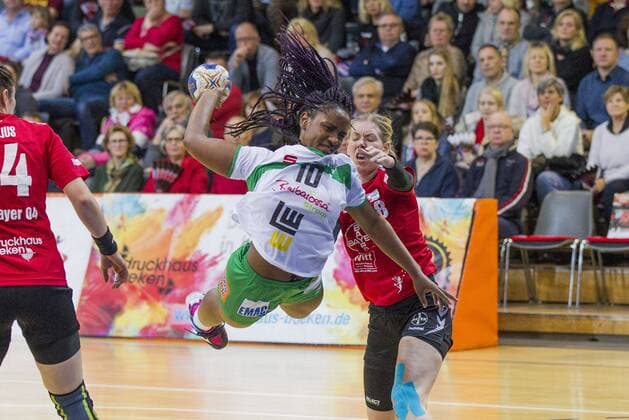 Handball-Bundesliga TSV Bayer 04 Leverkusen vs. TPSG FA Goeppingen 20:24 Handball-Bundesliga TSV Bayer 04 Leverkusen vs. TPSG FA Goeppingen 20:24 am 27. 12. 2017 Leverkusen, Ostermann-Arena, Deutschland Photo: Ralf Kardes Prudence Kinlend (19) RL RR Elfe Kim Berndt (18) RM