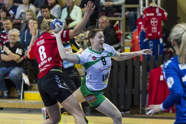 Handball-Bundesliga TSV Bayer 04 Leverkusen vs. TPSG FA Goeppingen 20:24 Handball-Bundesliga TSV Bayer 04 Leverkusen vs. TPSG FA Goeppingen 20:24 am 27. 12. 2017 Leverkusen, Ostermann-Arena, Deutschland Photo: Ralf Kardes Elfe Sally Potocki (8) RM RL Johanna Schindler (9) LA RM