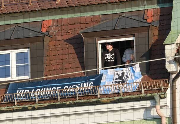 Fußball, Stadiongeschichte TSV 1860 München VIP-Lounge Giesing: 1860-Fans verfolgen das Spiel auf der gegenüberliegenden Straßenseite von ihrer Dachwohnung aus. Fussball Grünwalderstadion 31.10.2017 TSV 1860 München - SpVgg Oberfranken Bayreuth