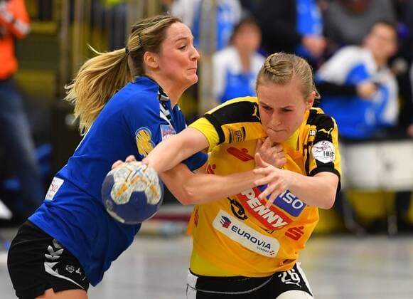 am Ball: Michelle Urbicht (Rödertal) gegen Franziska Müller (Blomberg), Handballclub Rödertal gegen HSG Blomberg-Lippe, Handball, 1. Liga der Frauen, 1. Bundesliga, Rödertalbienen, HCR, Großröhrsdorf, Saison 2017 2018, 27.12.2017,