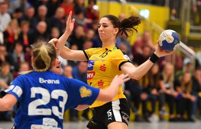 am Ball: Tamara Bösch (Rödertal) gegen Silje Brons Petersen (Blomberg), Handballclub Rödertal gegen HSG Blomberg-Lippe, Handball, 1. Liga der Frauen, 1. Bundesliga, Rödertalbienen, HCR, Großröhrsdorf, Saison 2017 2018, 27.12.2017,