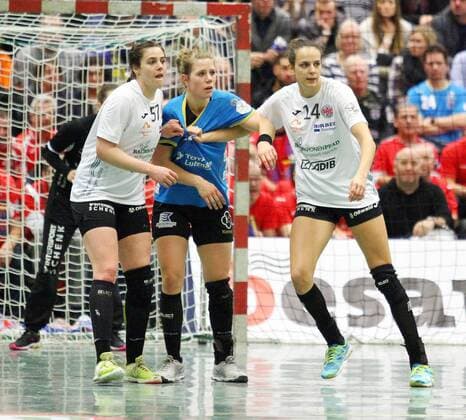 Josefine Huber (li.) und Anika Niederwieser (re.) vom THC haben Isabell Kaiser (BSV) voll im Griff beim Spiel Buxtehuder SV vs Thueringer HC, Handball, Frauen, 1.Liga, 28.12.2017 Buxtehude Copyright: xEIBNER CEBULOKx EP_pauschal