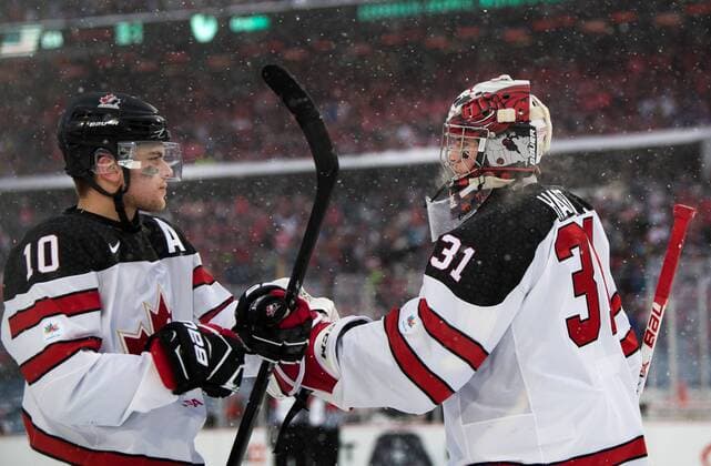 Eishockey, Junioren WM, Outdoor, USA - Kanada 171229 Kanadas Kale Clague och malvakt Carter Hart jublar efter att Kanada gjort 2-0 under ishockeymatchen i JVM mellan Kanada och USA den 29 december 2017 i Buffalo. Copyright: JOELxMARKLUND BB171229JM048