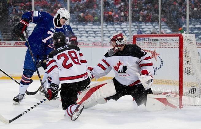 Eishockey, Junioren WM, Outdoor, USA - Kanada 171229 USA:s Brady Tkachuk framför Kanadas malvakt Carter Hart under ishockeymatchen i JVM mellan Kanada och USA den 29 december 2017 i Buffalo. Copyright: JOELxMARKLUND BB171229JM052