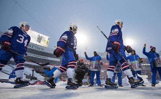 Eishockey, Junioren WM, Outdoor, USA - Kanada 171229 USA:s spelare pa väg ut efter periodpausen av ishockeymatchen i JVM mellan Kanada och USA den 29 december 2017 i Buffalo. Copyright: JOELxMARKLUND BB171229JM055