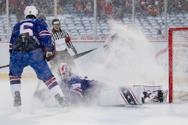 Eishockey, Junioren WM, Outdoor, USA - Kanada 171229 USA:s Quinn Hughes och malvakt malvakt Jake Oettinger under ishockeymatchen i JVM mellan Kanada och USA den 29 december 2017 i Buffalo. Copyright: JOELxMARKLUND BB171229JM057