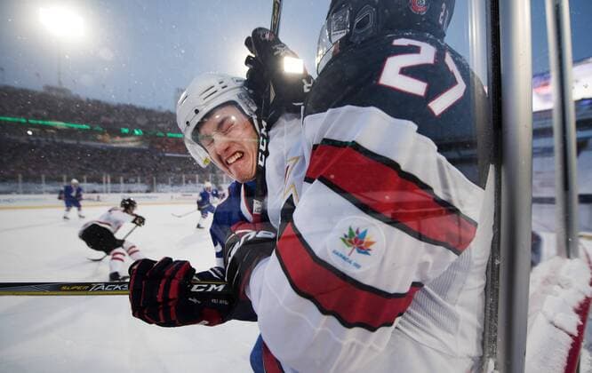 Eishockey, Junioren WM, Outdoor, USA - Kanada 171229 USA:s Joey Anderson tacklar Kanadas Robert Thomas under ishockeymatchen i JVM mellan Kanada den 29 december 2017 i Buffalo. Copyright: JOELxMARKLUND BB171229JM061