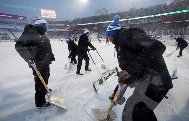 Eishockey, Junioren WM, Outdoor, USA - Kanada 171229 Stora mängder snö faller under ishockeymatchen i JVM mellan Kanada och USA och funktionärer far skotta isen vid varje power break den 29 december 2017 i Buffalo. Copyright: JOELxMARKLUND BB171229JM062
