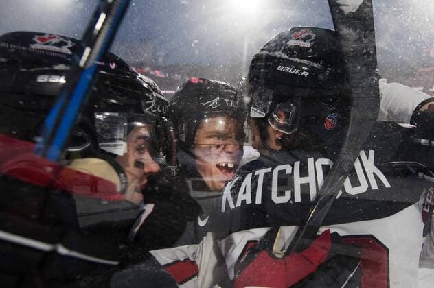 Bilder des Tages - SPORT 171229 Kanadas Jake Bean, Robert Thomas, Taylor Raddysh och Boris Katchouk jublar efter 3-1 under ishockeymatchen i JVM mellan Kanada den 29 december 2017 i Buffalo. Copyright: JOELxMARKLUND BB171229JM070