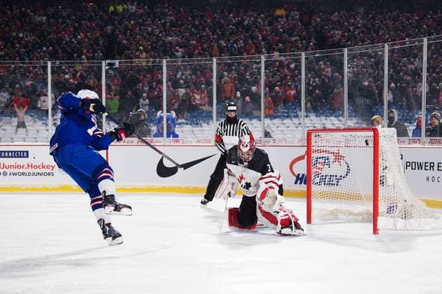 171229 USA:s Brady Tkachuk gör mal pa Kanadas malvakt Carter Hart i straffläggningen under ishockeymatchen i JVM mellan Kanada och USA den 29 december 2017 i Buffalo. Copyright: JOELxMARKLUND BB171229JM076