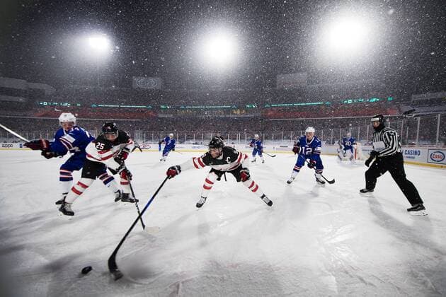 171229 USA:s Trent Frederic och Dylan Samberg utmanar Kanadas Jordan Kyrou och Dillon Dube under ishockeymatchen i JVM mellan Kanada och USA den 29 december 2017 i Buffalo. Copyright: JOELxMARKLUND BB171229JM077