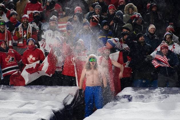 Themen der Woche - SPORT Bilder des Tages - SPORT 171229 Ett fan kastar snö över sig själv under ishockeymatchen i JVM mellan Kanada och USA den 29 december 2017 i Buffalo. Copyright: JOELxMARKLUND BB171229JM079