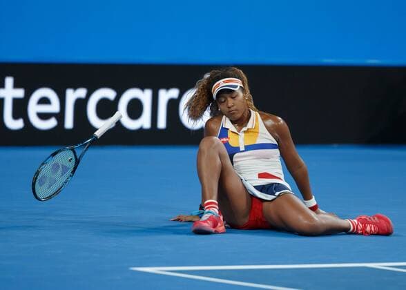 NAOMI OSAKA (JPN) rutscht aus und verliert den Schlaeger, Tennis - Hopman Cup 2018 - ITF - Perth Arena - Perth - Western Australia - Australia - 30 December 2017. Â Copyright: xJuergenxHasenkopfx