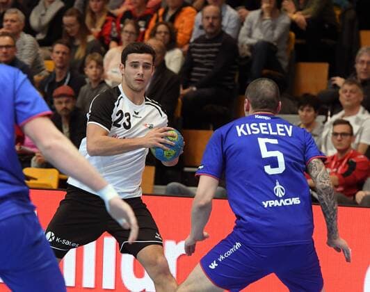 Winterthur, Schweiz, Eulachhallen, 30.12.2017 Männer-Handball; Yellow Cup 2017 Schweiz vs Russland Patrick STREBEL, Schweiz gegen Dimitri Kiselev, RUS Foto- und alle