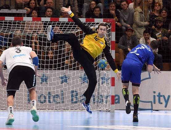 Winterthur, Schweiz, Eulachhallen, 30.12.2017 Männer-Handball; Yellow Cup 2017 Schweiz vs Russland Nikola PORTNER, Schweiz hält gegen Dmitry KOVALEV, Russland Foto- und alle