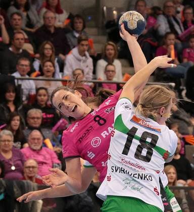 30.12.2017, Deutschland, Stuttgart, Handball Bundesliga Frauen 9. Spieltag Saison 2017 2018 TusSies Metzingen vs. Frisch auf Göppingen: v.l. Monika Kobylinska (TUS), Alexandra Sviridenko (FAG)