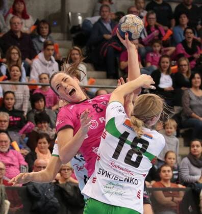 Bilder des Tages - SPORT 30.12.2017, Deutschland, Stuttgart, Handball Bundesliga Frauen 9. Spieltag Saison 2017 2018 TusSies Metzingen vs. Frisch auf Göppingen: v.l. Monika Kobylinska (TUS), Alexandra Sviridenko (FAG)