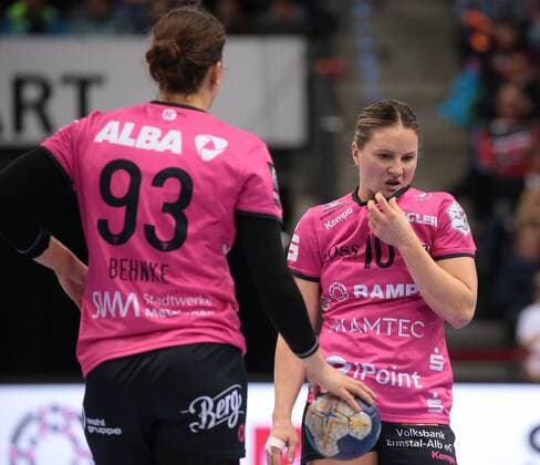 30.12.2017, Deutschland, Stuttgart, Handball Bundesliga Frauen 9. Spieltag Saison 2017 2018 TusSies Metzingen vs. Frisch auf Göppingen: v.l. Julia Behnke und Anna Loerper (TUS) enttäuscht