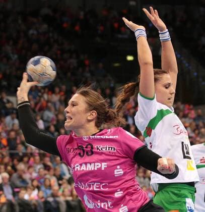 30.12.2017, Deutschland, Stuttgart, Handball Bundesliga Frauen 9. Spieltag Saison 2017 2018 TusSies Metzingen vs. Frisch auf Göppingen: v.l. Julia Behnke (TUS), Karin Weigelt (FAG)