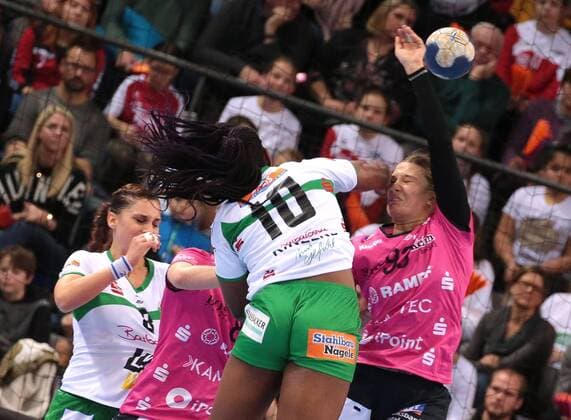 30.12.2017, Deutschland, Stuttgart, Handball Bundesliga Frauen 9. Spieltag Saison 2017 2018 TusSies Metzingen vs. Frisch auf Göppingen: Prudence Georgette Kinlend (FAG), Julia Behnke (TUS)