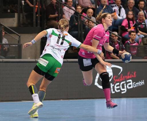 30.12.2017, Deutschland, Stuttgart, Handball Bundesliga Frauen 9. Spieltag Saison 2017 2018 TusSies Metzingen vs. Frisch auf Göppingen: v.l. Michaela Hrbkova (FAG), Marija Obradovic (TUS)