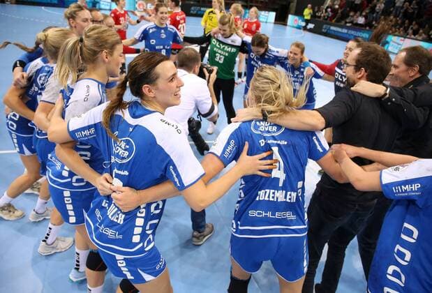 Ludwigsburg , Handball 1.Bundesliga Frauen SG BBM Bietigheim vs. Buxtehuder SV:Schlussjubel BBM Bietigheim, vorne Cecilie Woller (BBM), Charris Rozemalen (BBM)
