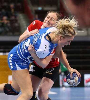 Ludwigsburg , Handball 1.Bundesliga Frauen SG BBM Bietigheim vs. Buxtehuder SV:v.l. Charris Rozemalen (BBM), Lisa Prior (Buxtehude)