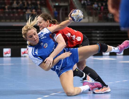 Ludwigsburg , Handball 1.Bundesliga Frauen SG BBM Bietigheim vs. Buxtehuder SV:v.l. Charris Rozemalen (BBM), Lisa Prior (Buxtehude)