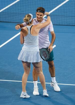 ROGER FEDERER und BELINDA BENCIC, umarmen sich nach ihrem Sieg,Emotion, Mixed Doubles Tennis - Hopman Cup 2018 - ITF - Perth Arena - Perth - Western Australia - Australia - 30 December 2017. Copyright: xJuergenxHasenkopfx