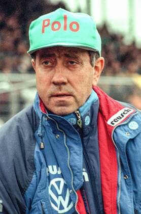 Aus 2. BL Saison 1994 95 VfL Wolfsburg gegen Hertha BSC Berlin 1-0 am 10.12.1994. Im Foto: VfL WOB. Trainer Eckhard Krautzun.