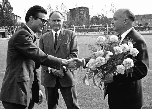Aus VfL Wolfsburg gegen Holstein Kiel 1-1 am 05.09.1968. Ehem. VfL WOB. TW. Heiner Winnecke wird von VfL Praes. Pudenz und Manager Guenter Brockmeyer hinten geehrt.