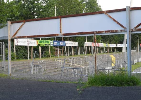 Die Stufen im Reutlinger Kreuzeiche Stadion sind wohl zu schmal fuer die Stehplaetze bei Spielen in der 3.Liga.Die Stadt Reutlingen muss Abhilfe schaffen und evtl. eine zusÂätaezliche Tribuene bereit stellen. Das soll aber lt. Aussage der Stuttgarter Kickers das Problem der Stadt Reutlingen sein, da die Stuttgarter Kickers nur Mieter sind Reutlingen Copyright: xEkyxEibnerx