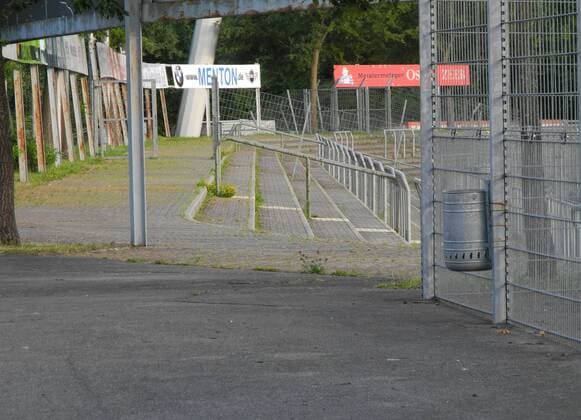 Die Stufen im Reutlinger Kreuzeiche Stadion sind wohl zu schmal fuer die Stehplaetze bei Spielen in der 3.Liga.Die Stadt Reutlingen muss Abhilfe schaffen und evtl. eine zusÂätaezliche Tribuene bereit stellen. Das soll aber lt. Aussage der Stuttgarter Kickers das Problem der Stadt Reutlingen sein, da die Stuttgarter Kickers nur Mieter sind Reutlingen Copyright: xEkyxEibnerx